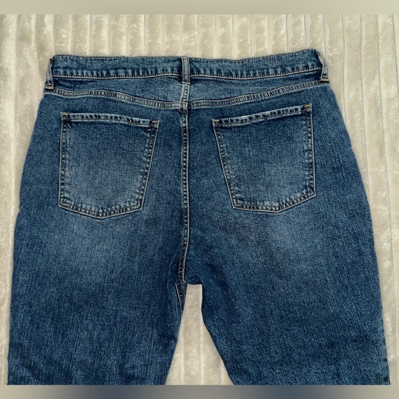 Old Navy Mid-Rise Boyfriend Straight Ripped Cut-Off Jeans • Size 14 - Picture 4 of 12